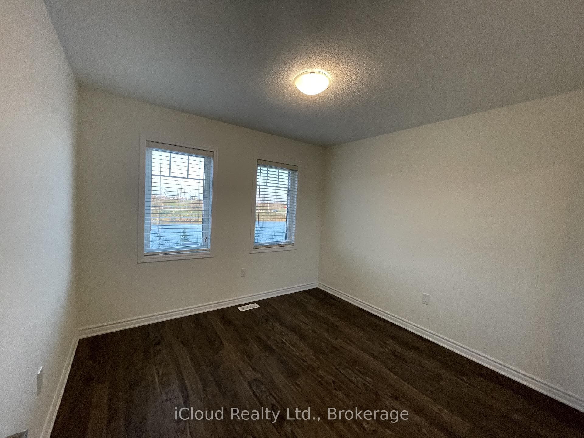 1360 Sycamore Gardens photo 36