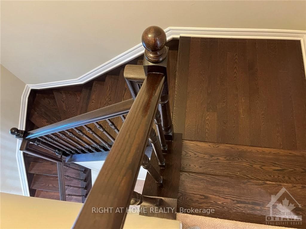 643 LAURALEAF Crescent photo 15