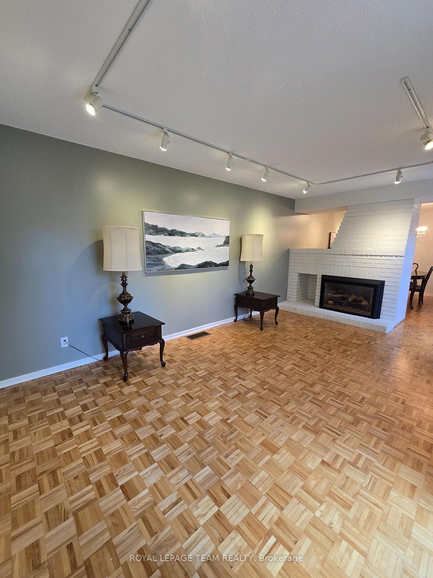 The parquet flooring is in top condition!