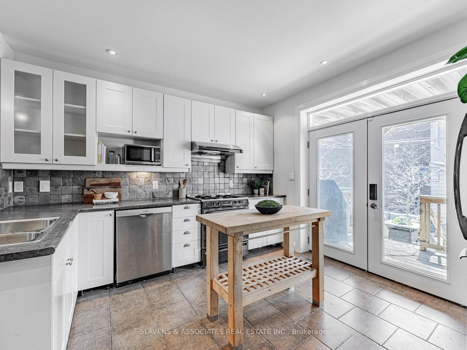 2063 Gerrard Street photo 15