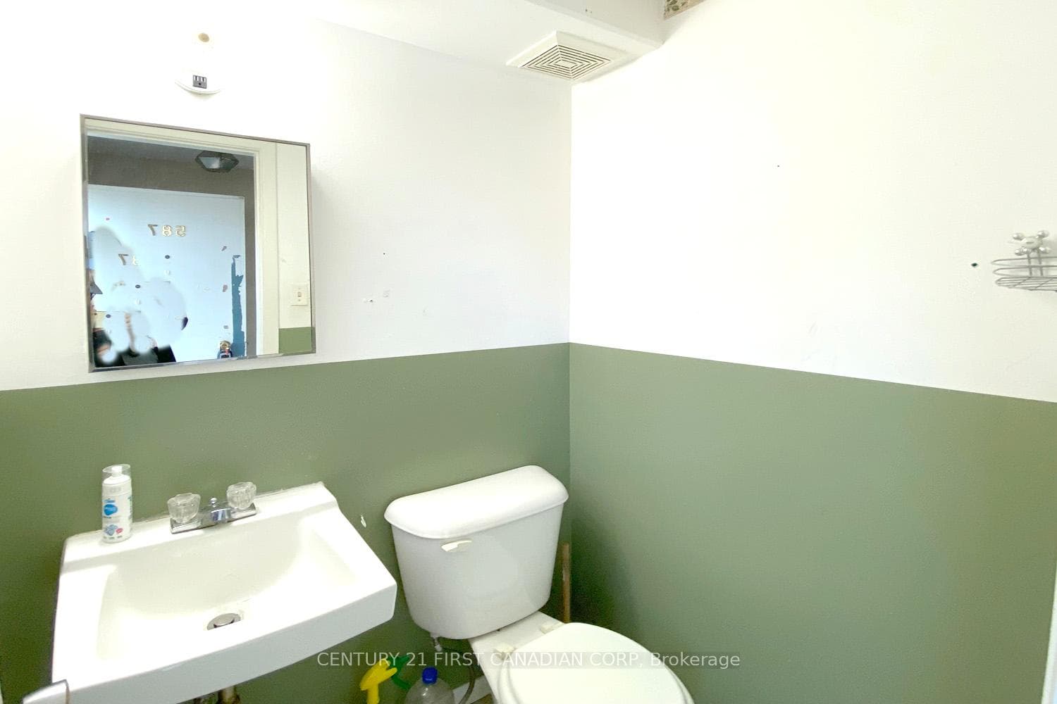 587 GAINSBOROUGH Road photo 11