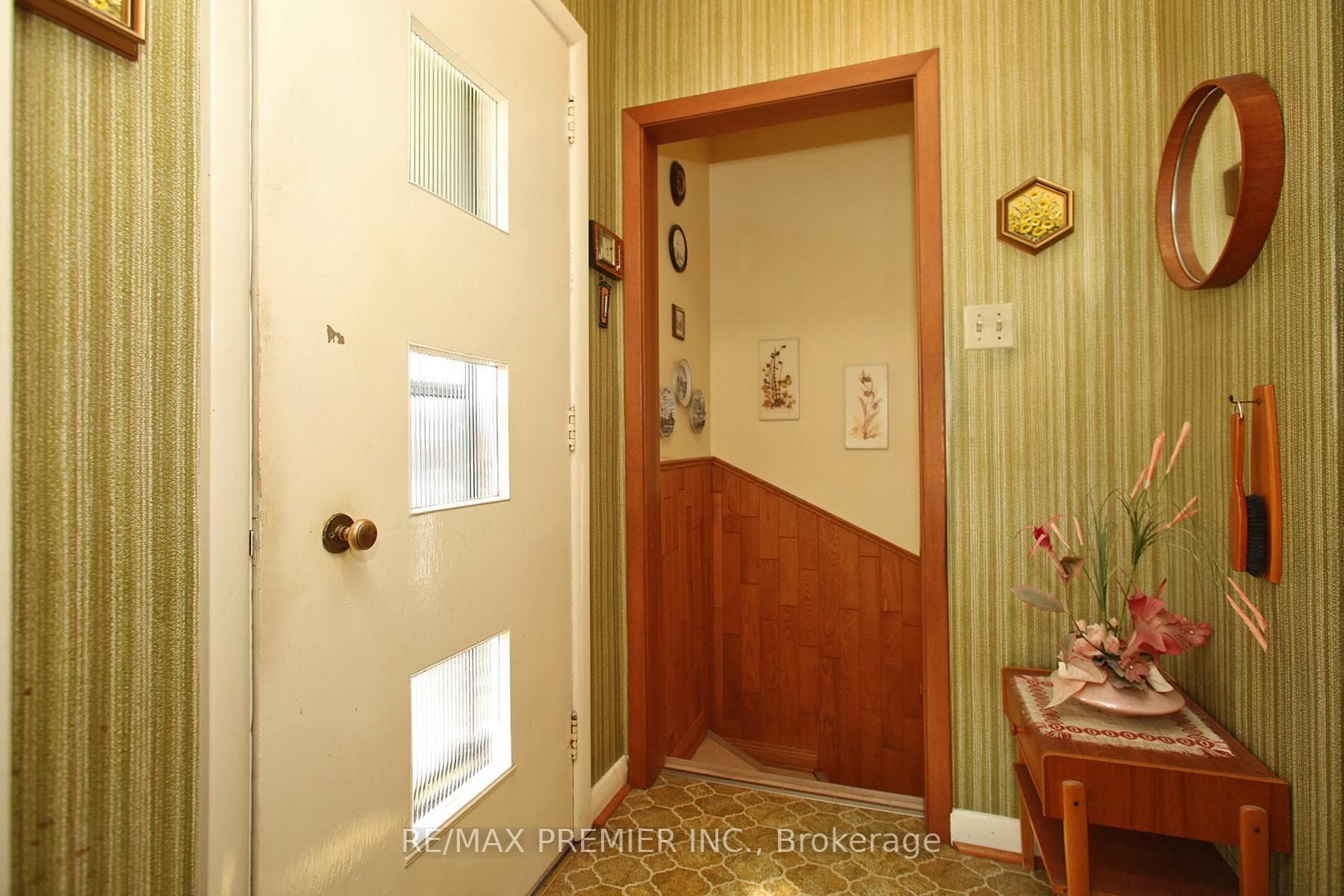32 Kootenay Crescent photo 17