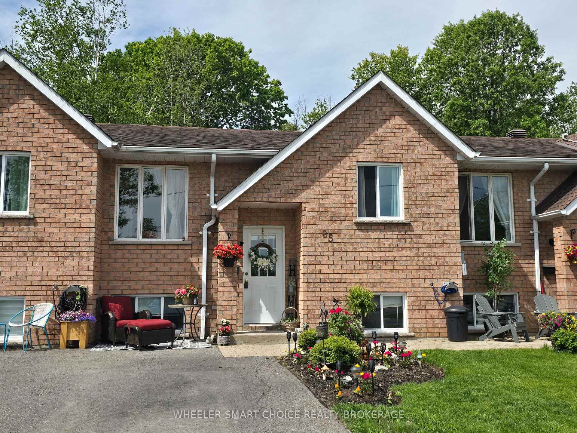 Welcome to this 2+1 townhome in Ingleside.