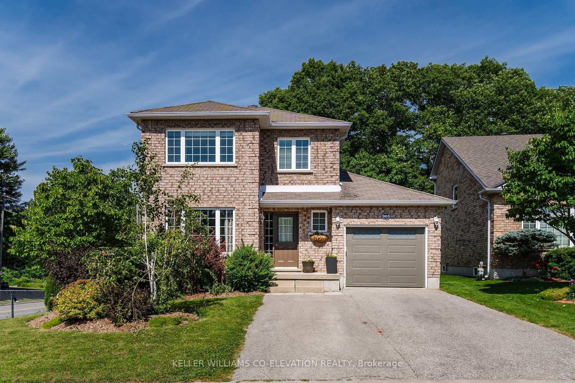 985 Whitney Crescent photo 1