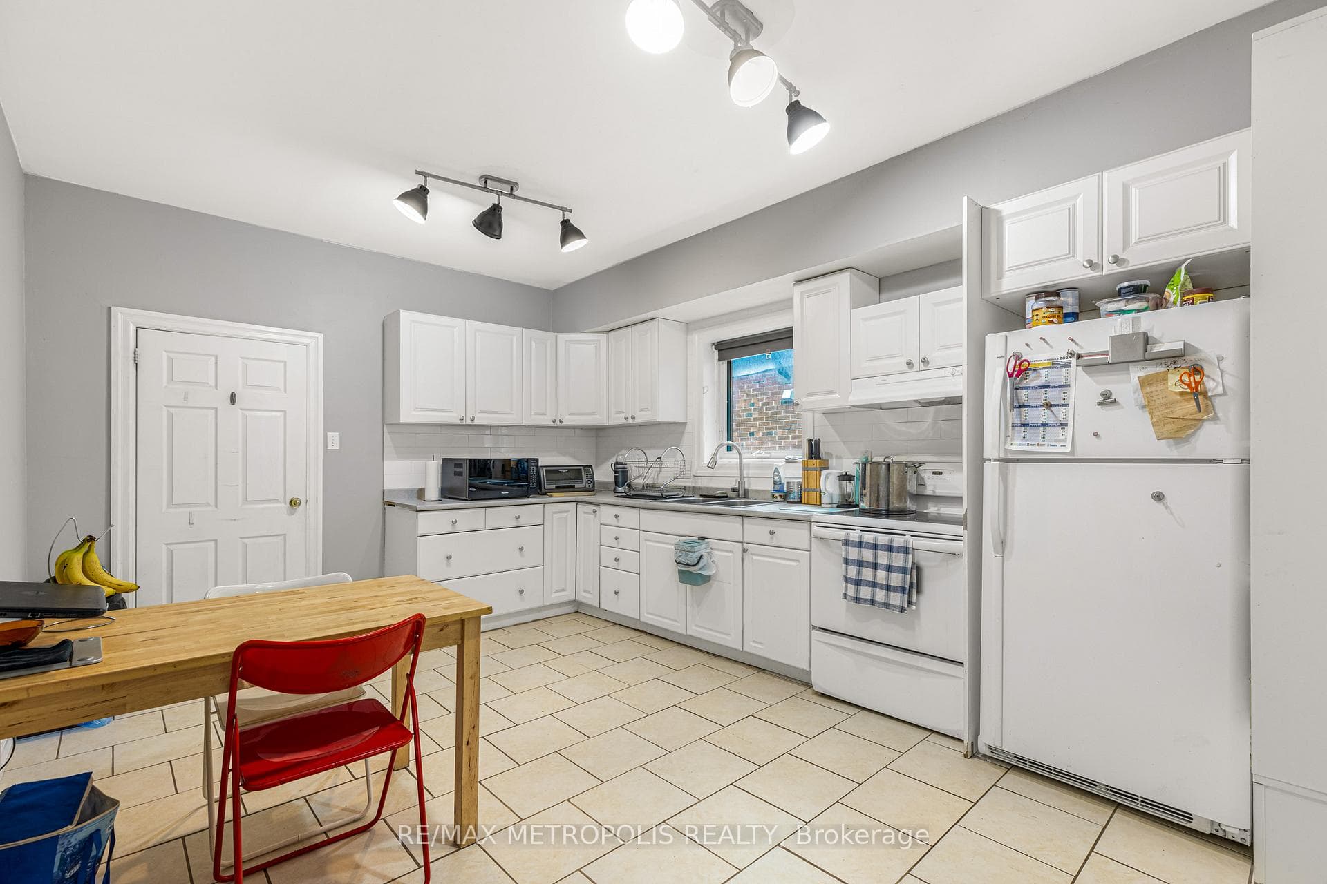 489 St Clarens Avenue Unit Main photo 11