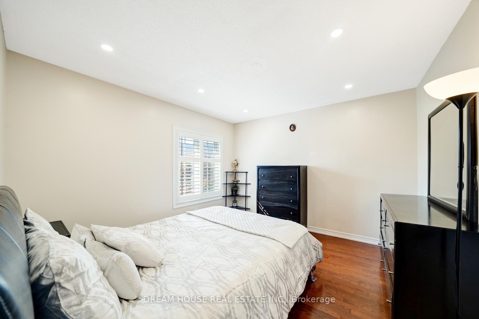 1572 Nipissing Court photo 27
