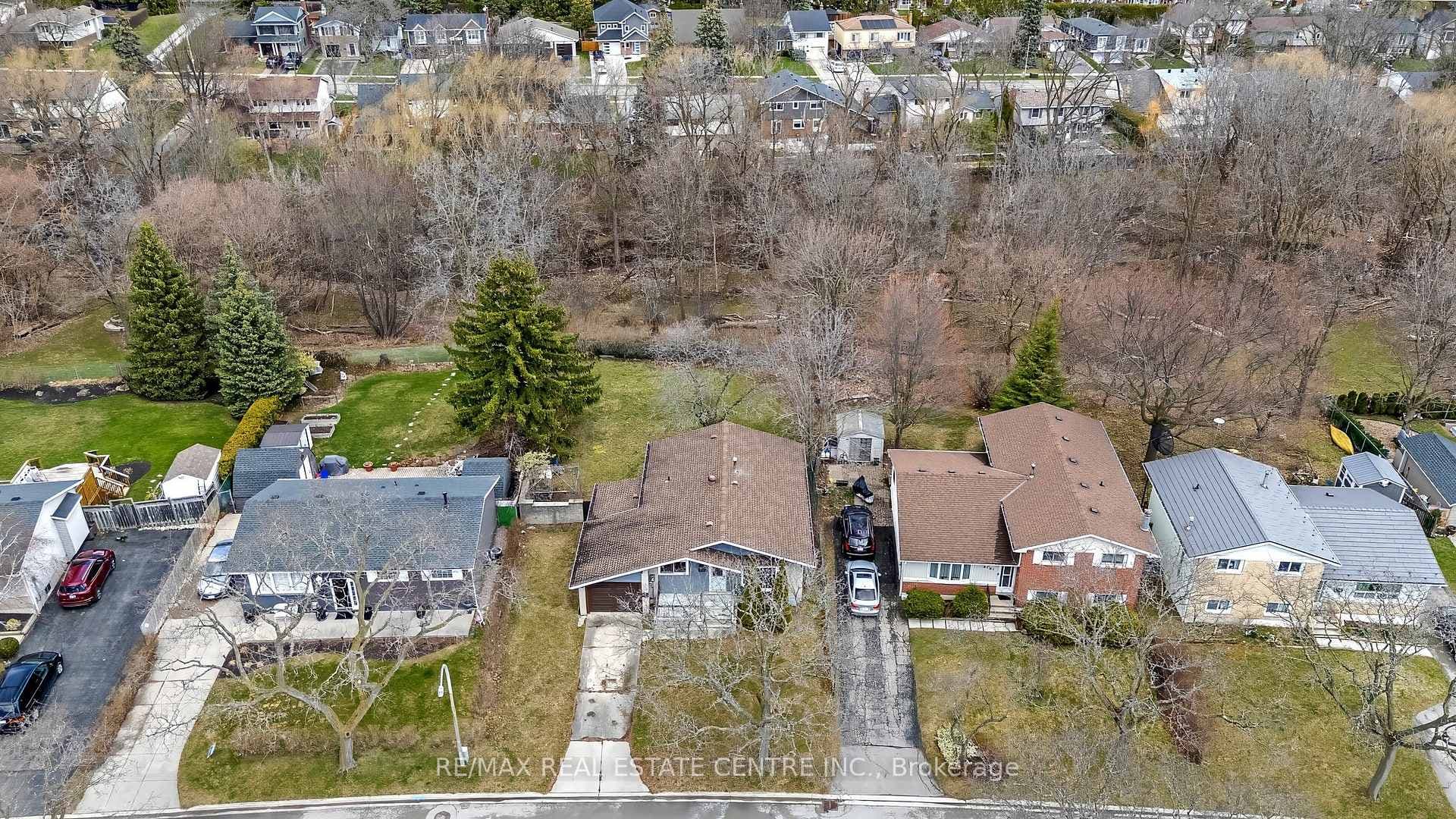 2123 Amesbury Crescent photo 2