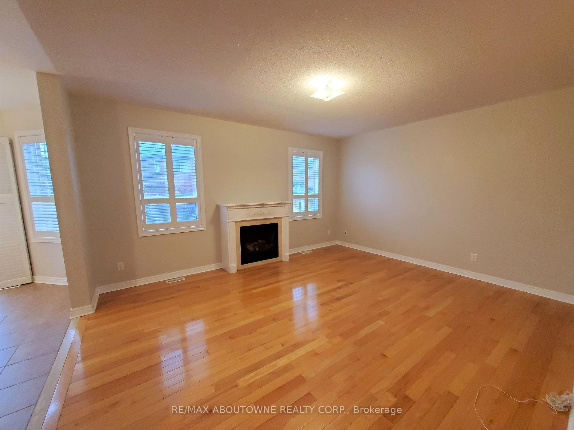 2086 Youngstown Gate photo 7