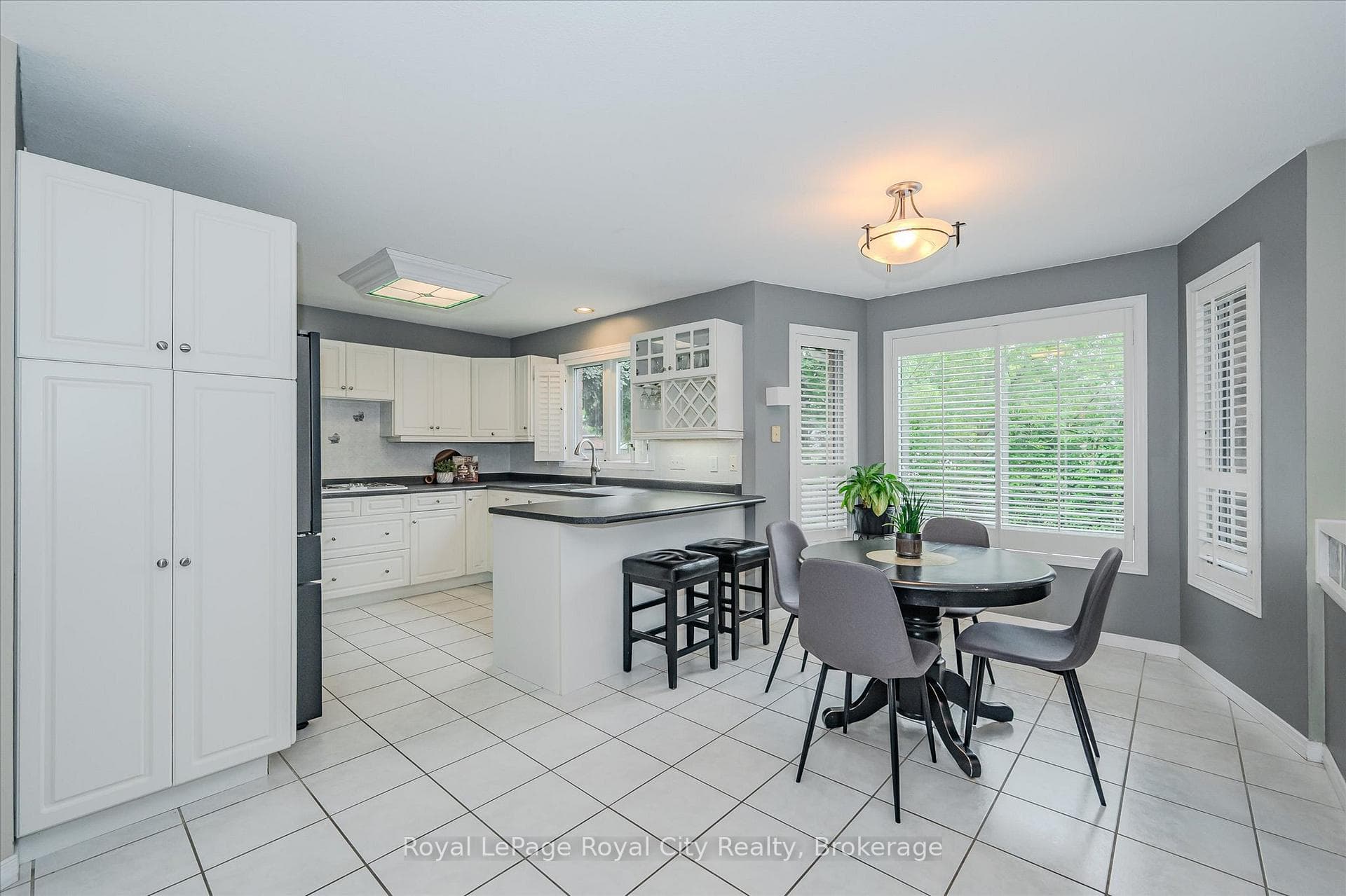 2 Oakridge Crescent photo 15