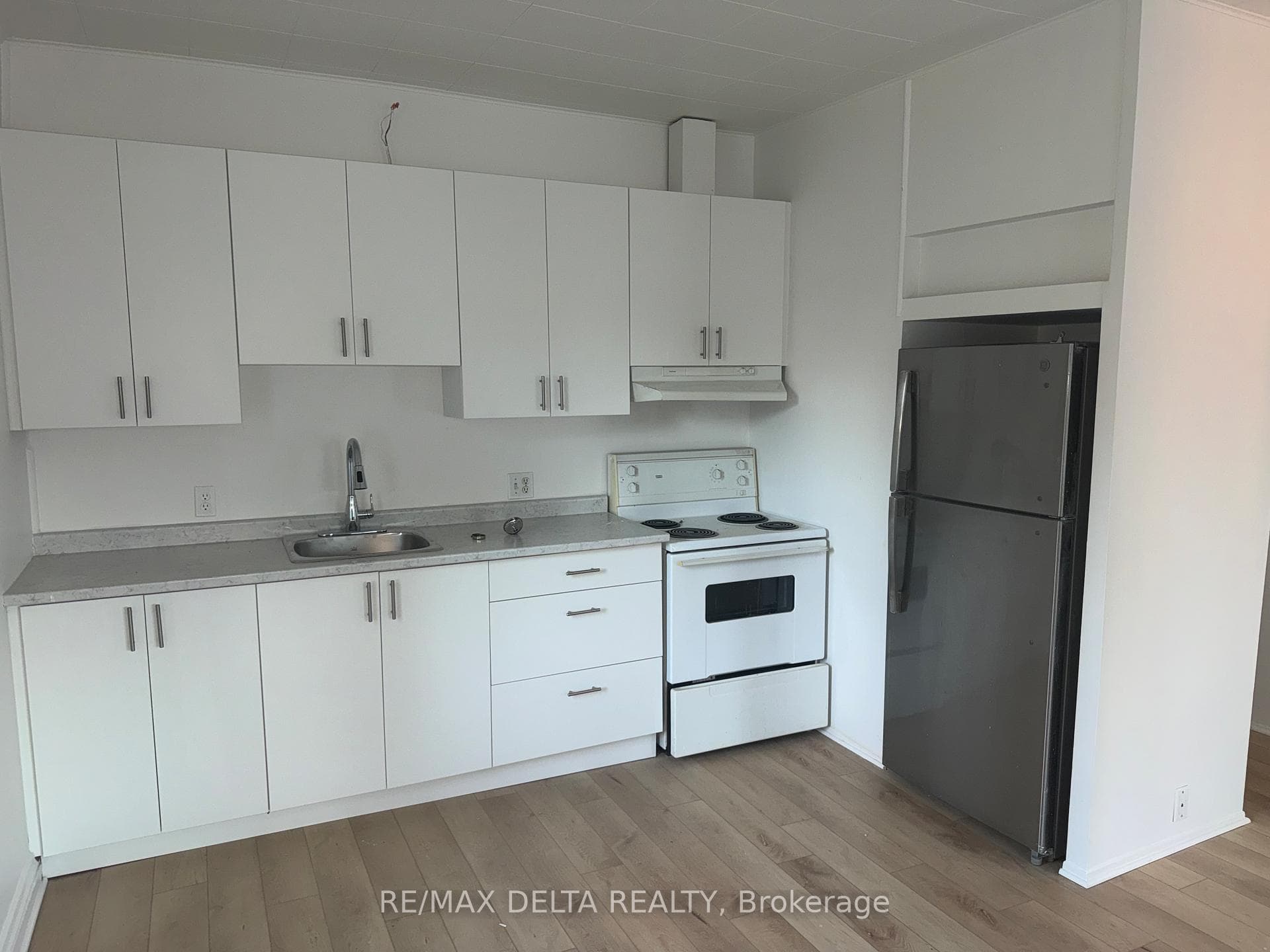 2248 LAVAL Road photo 6