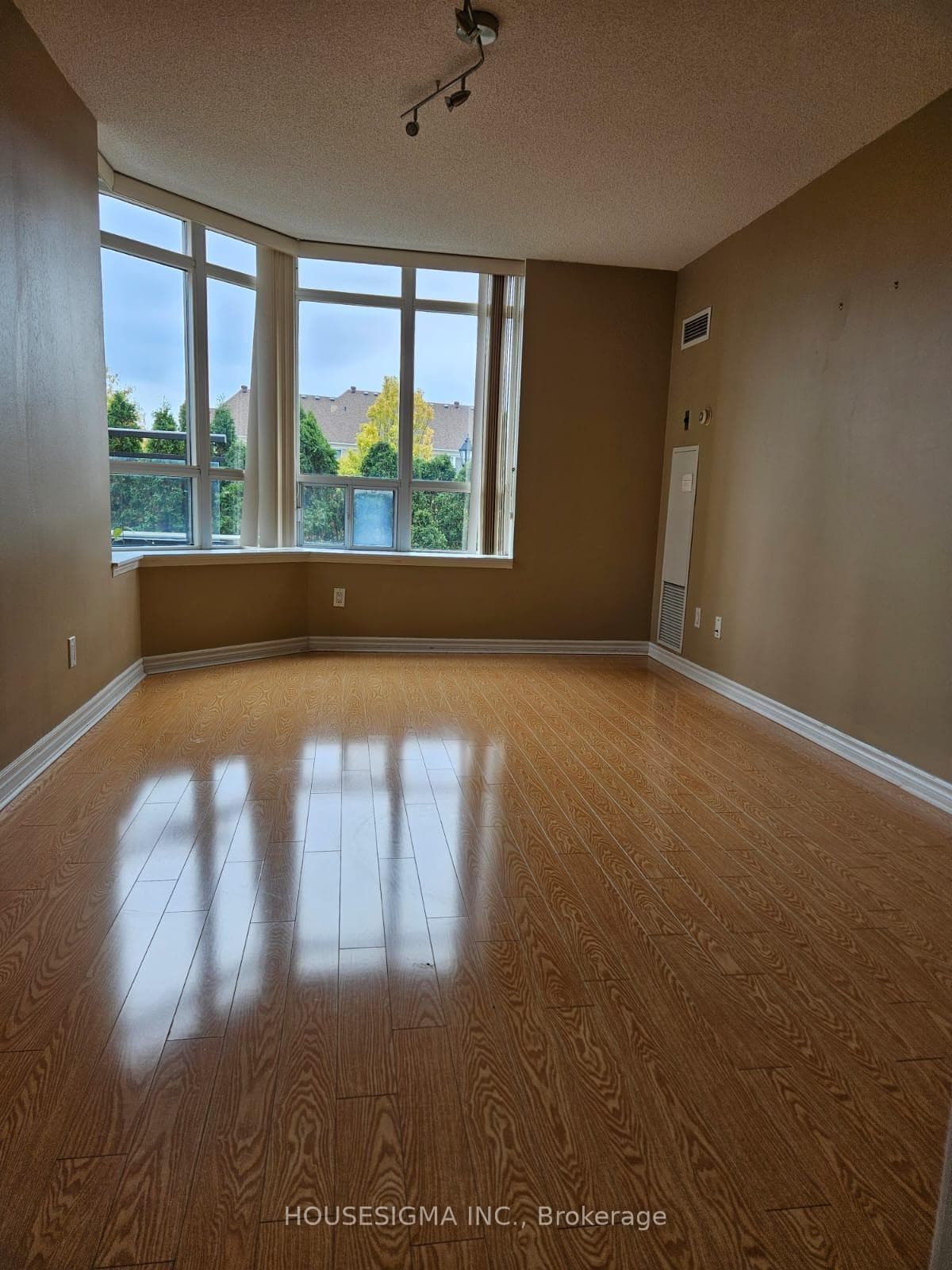 130 Pond Drive Unit 207 photo 12
