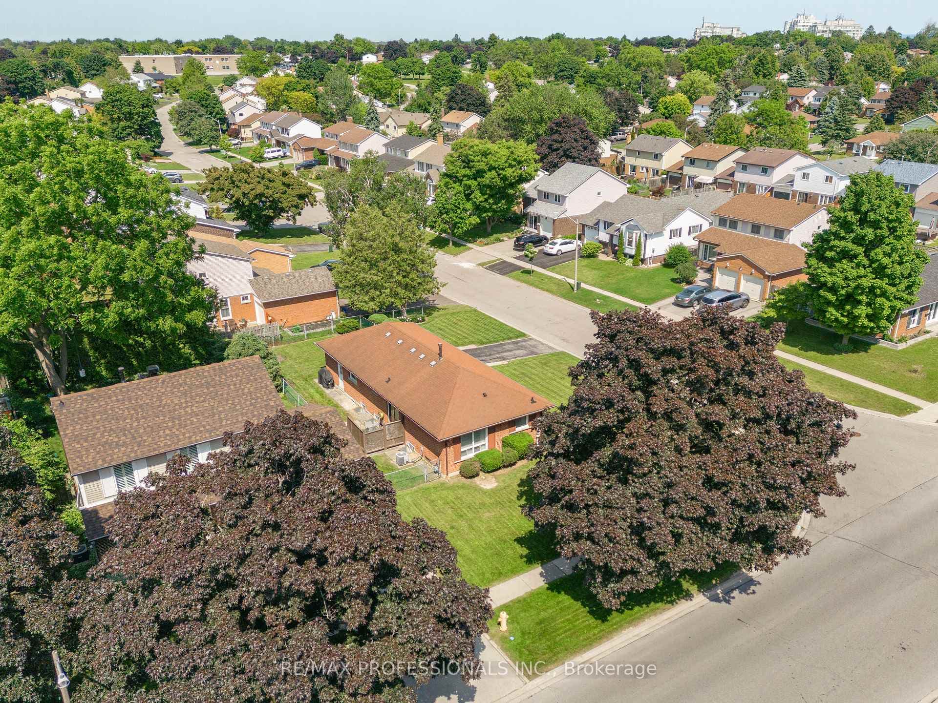 124 Panter Crescent photo 34