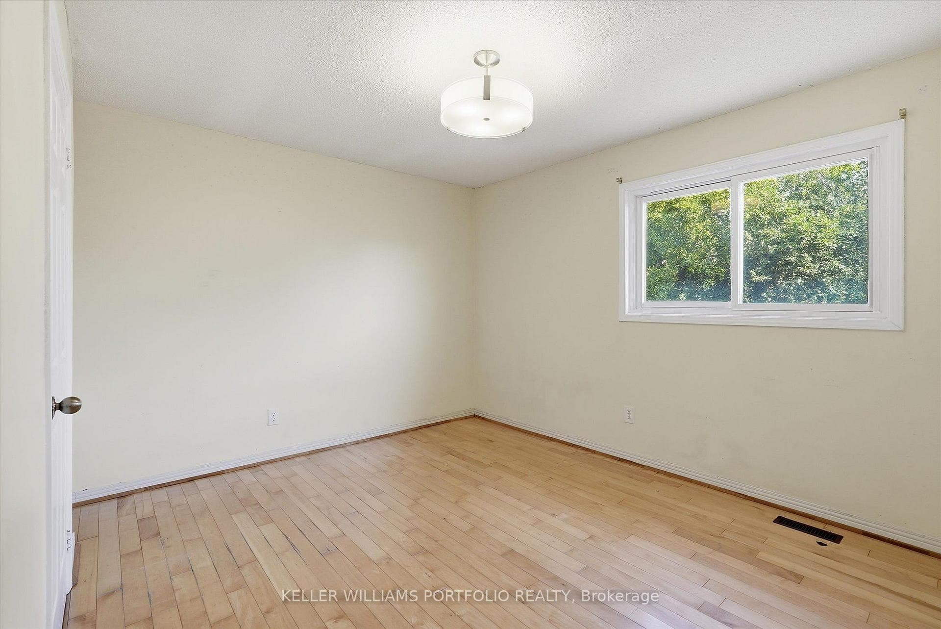 73 Jessica Gardens photo 25