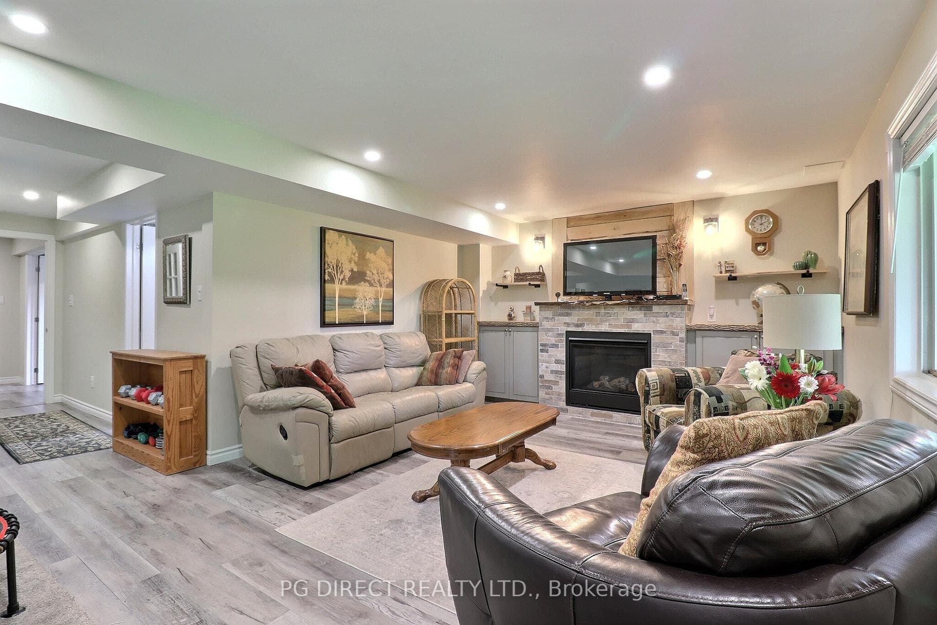 1040 Hanson Crescent photo 24