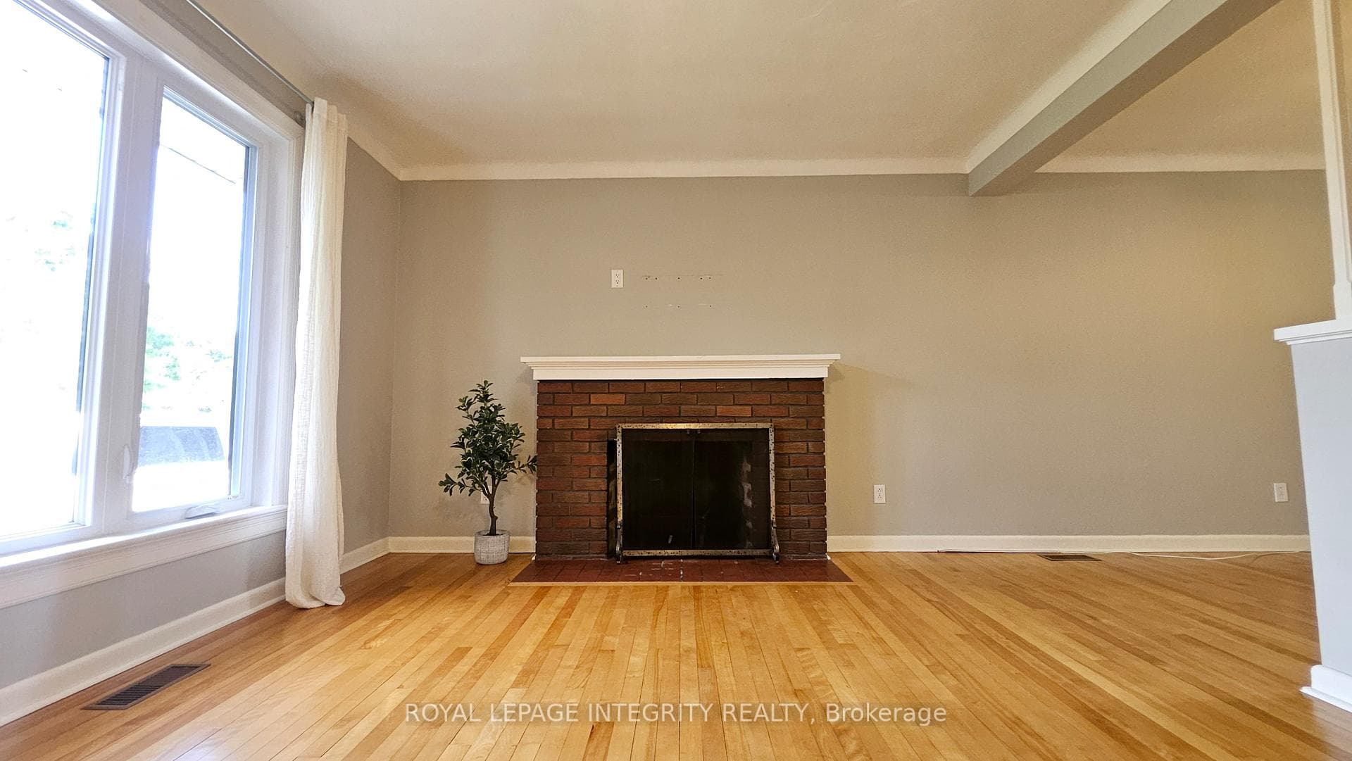1764 Gage Crescent photo 24