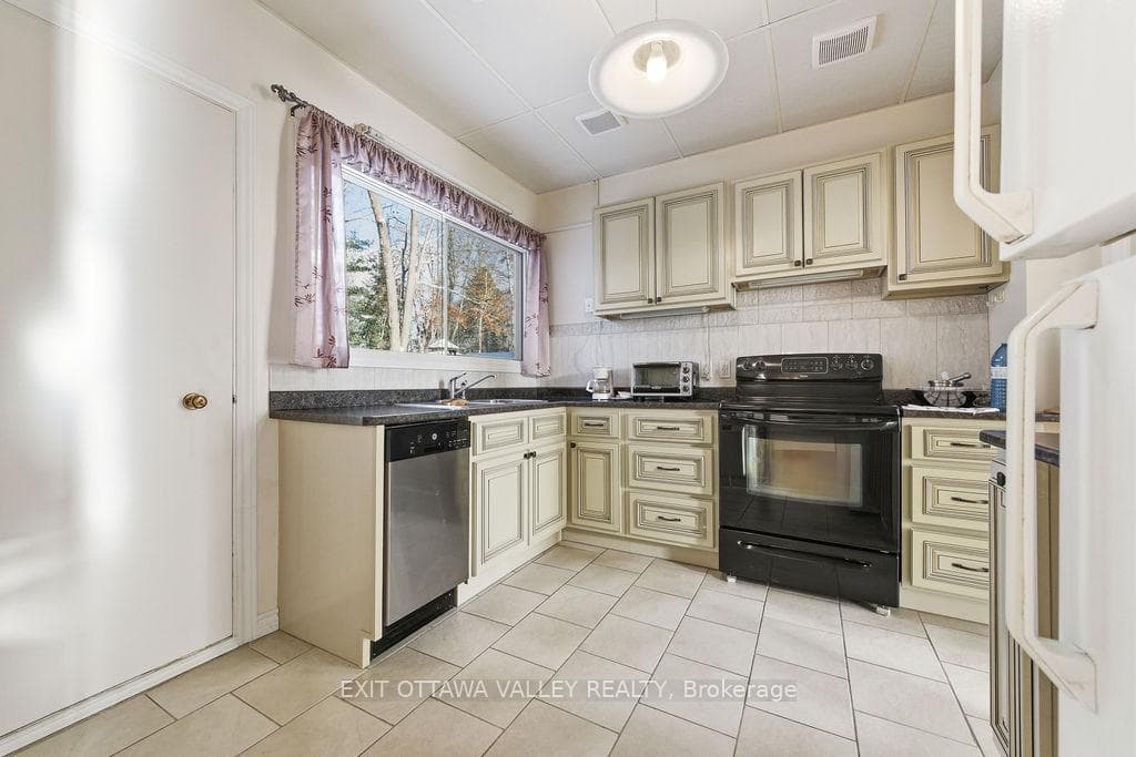 3 Newton Crescent photo 12