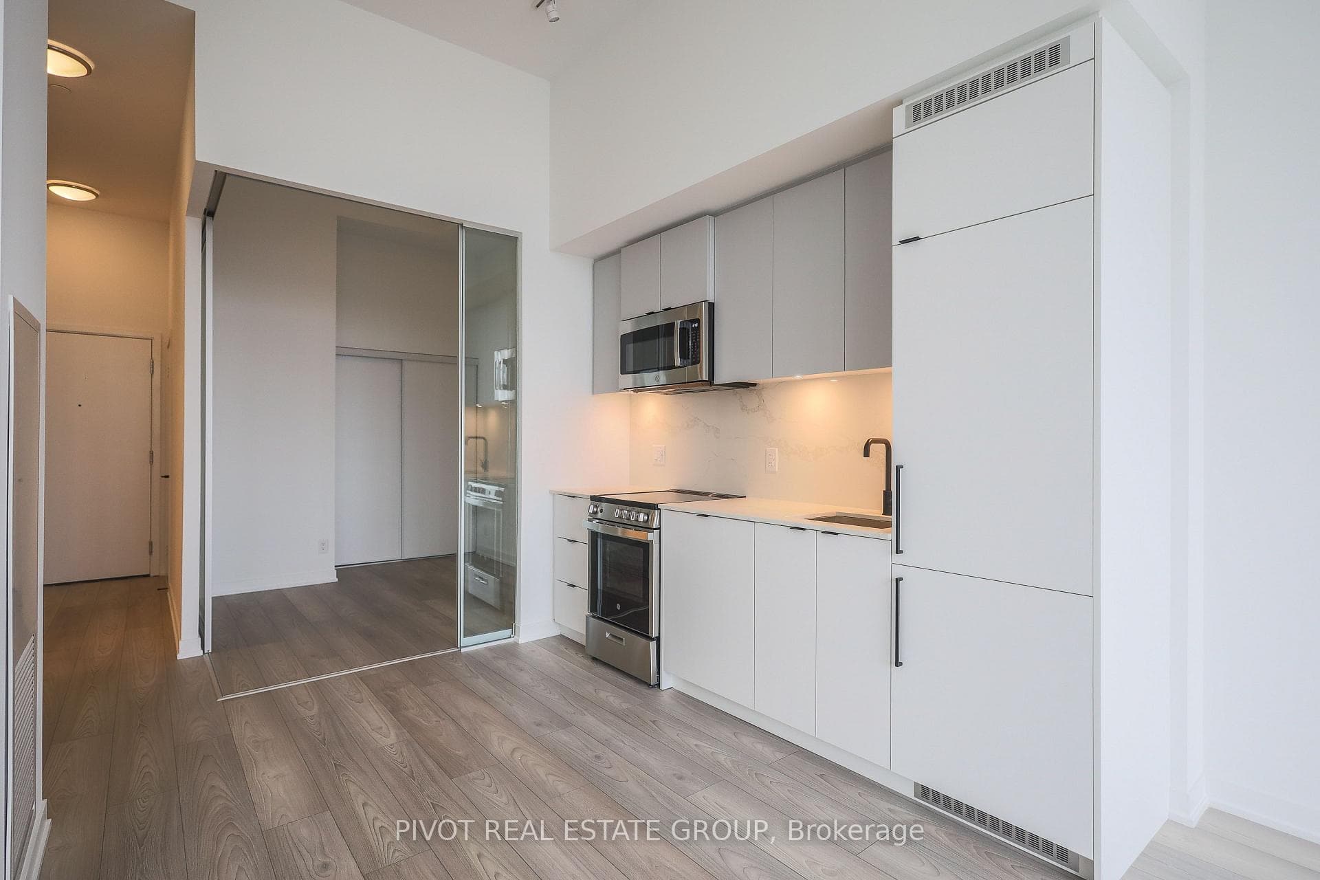 285 Dufferin Street Unit 715 photo 3