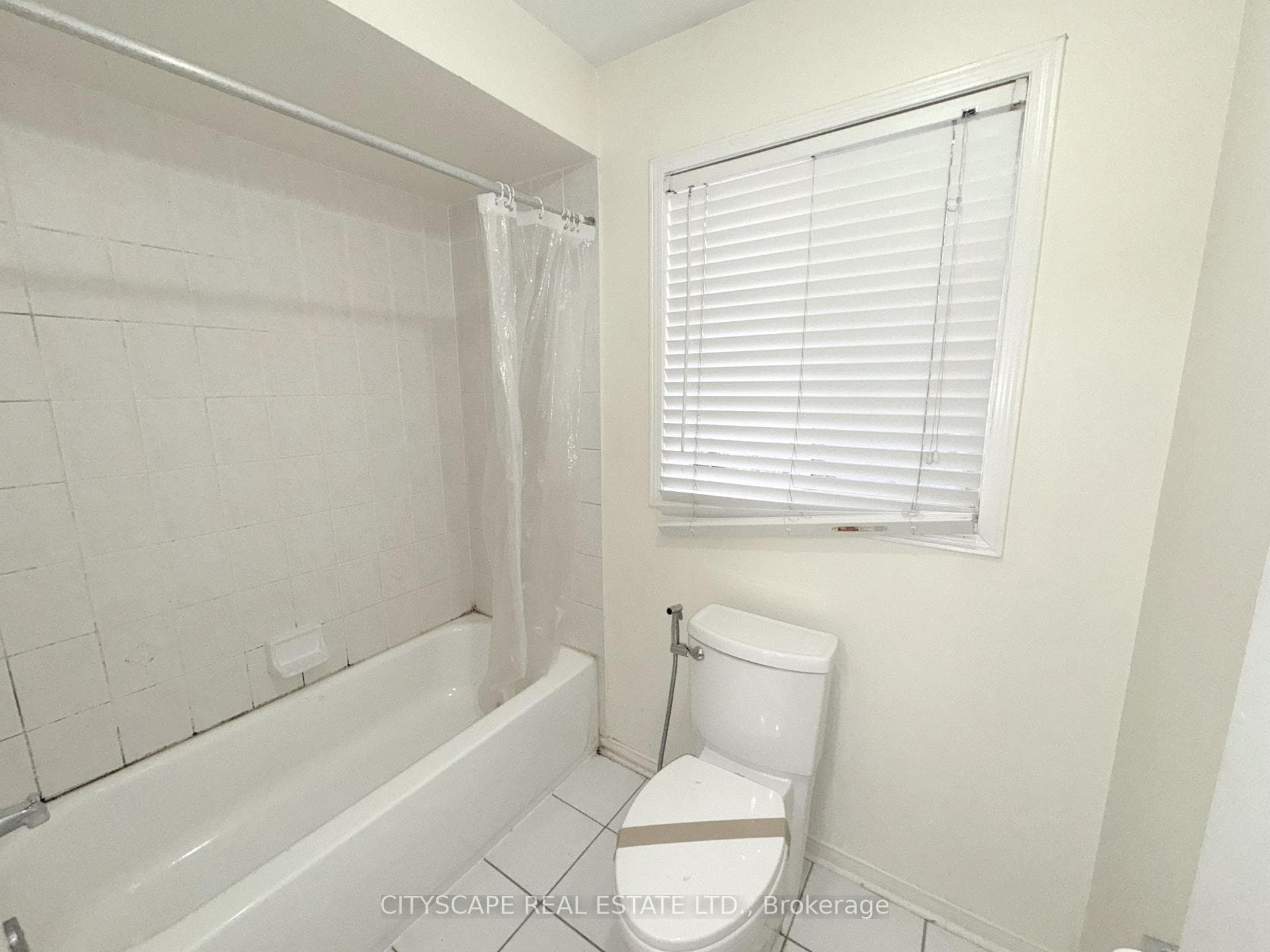 2nd Floor 4pc Main Bathroom