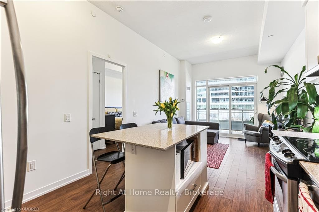 2560 EGLINTON Avenue Unit 302 photo 16