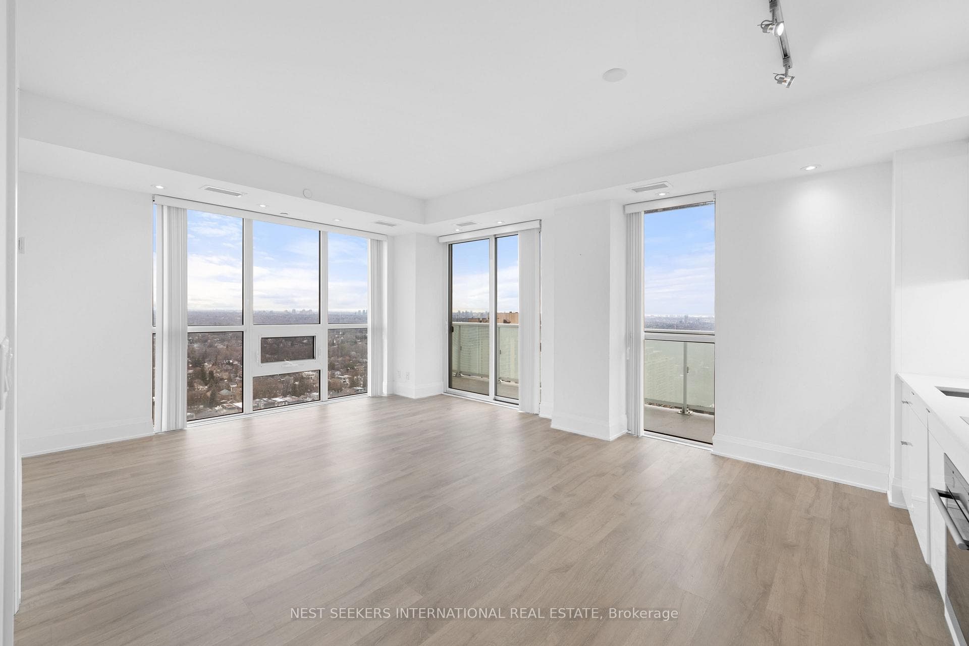 101 Erskine Avenue Unit 2802 photo 13