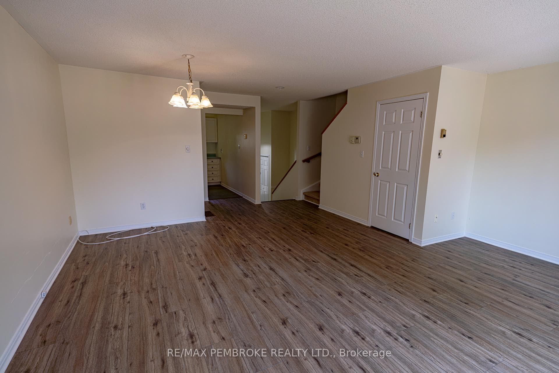 235 Willoughby Crescent photo 11