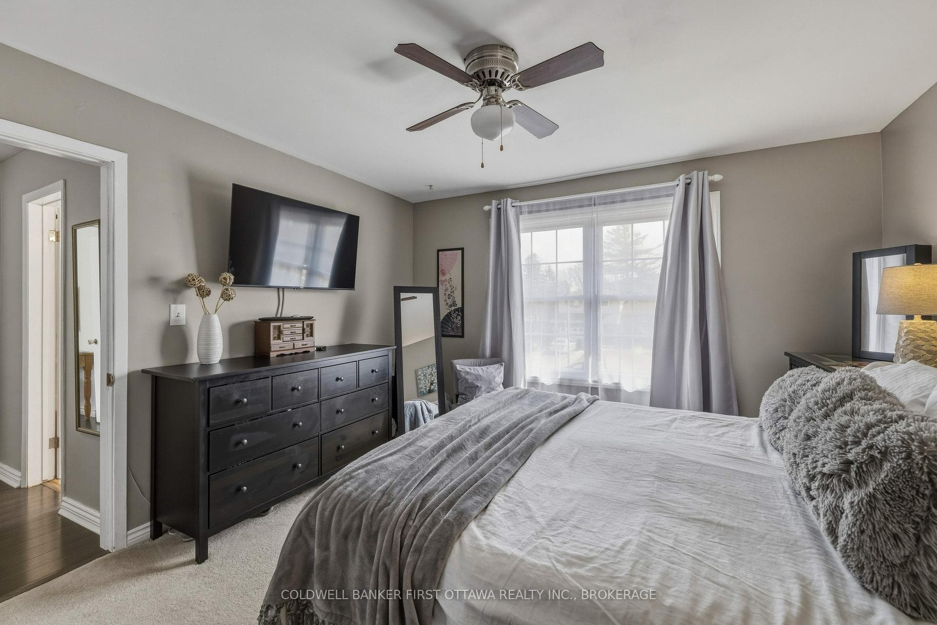 695 Laidlaw Crescent photo 29