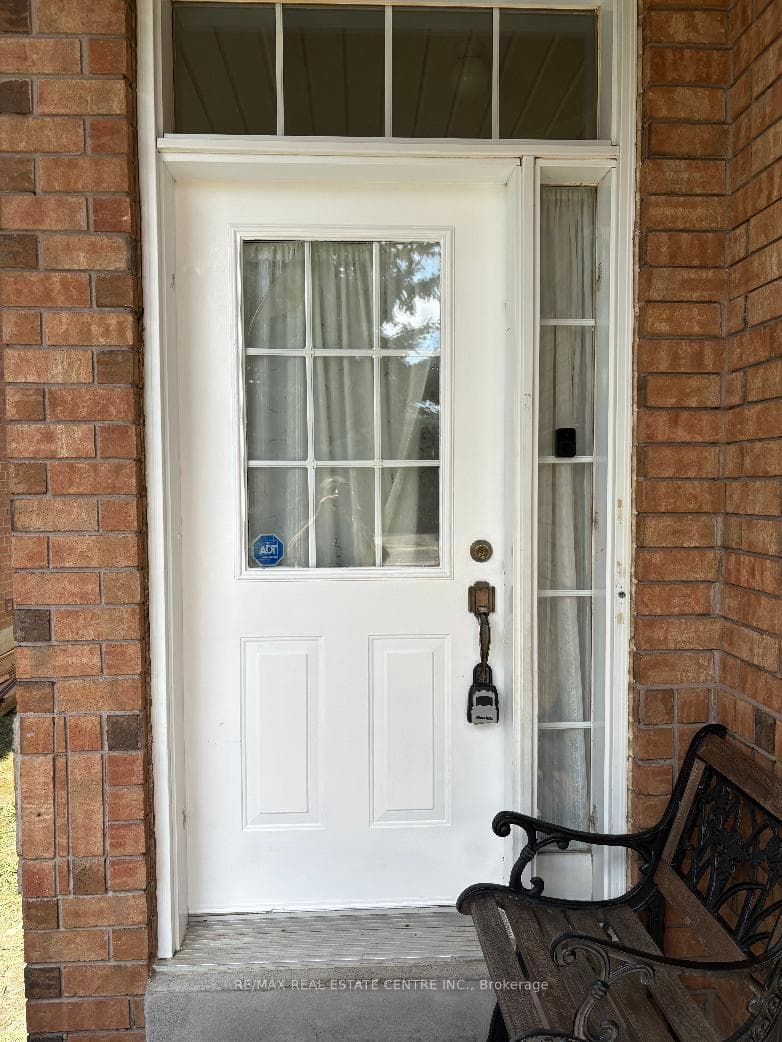 799 Ledbury Crescent photo 2