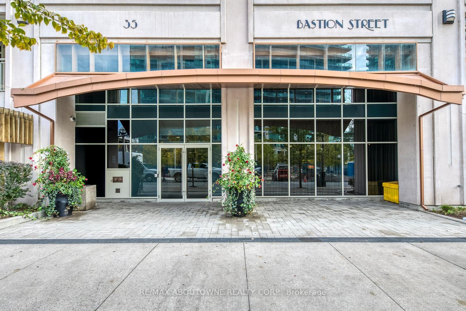35 Bastion Street Unit 1714 photo 3