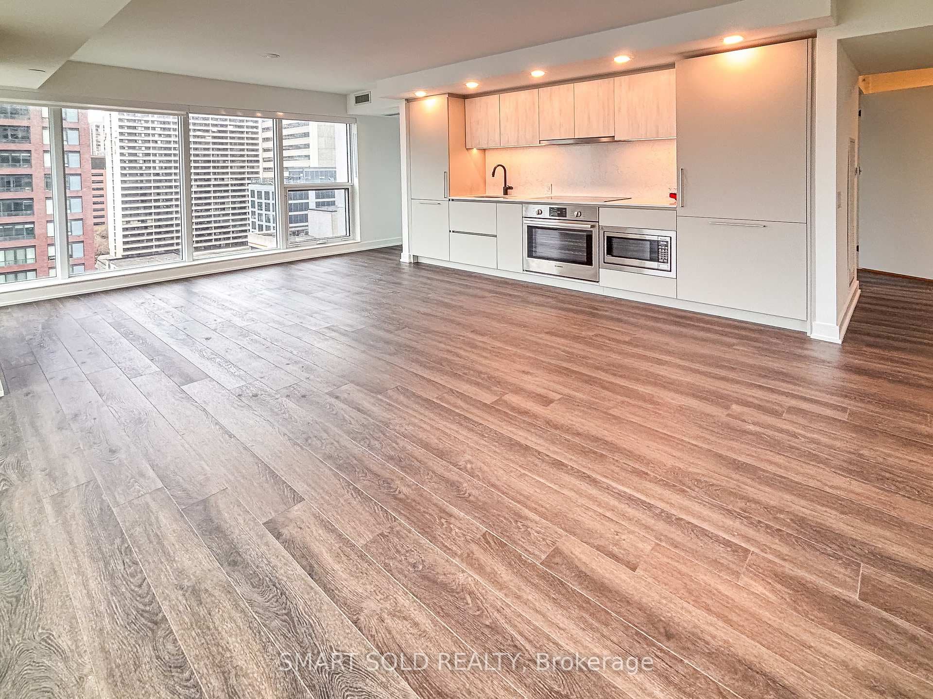 609 Sherbourne Street Unit 1102 photo 2