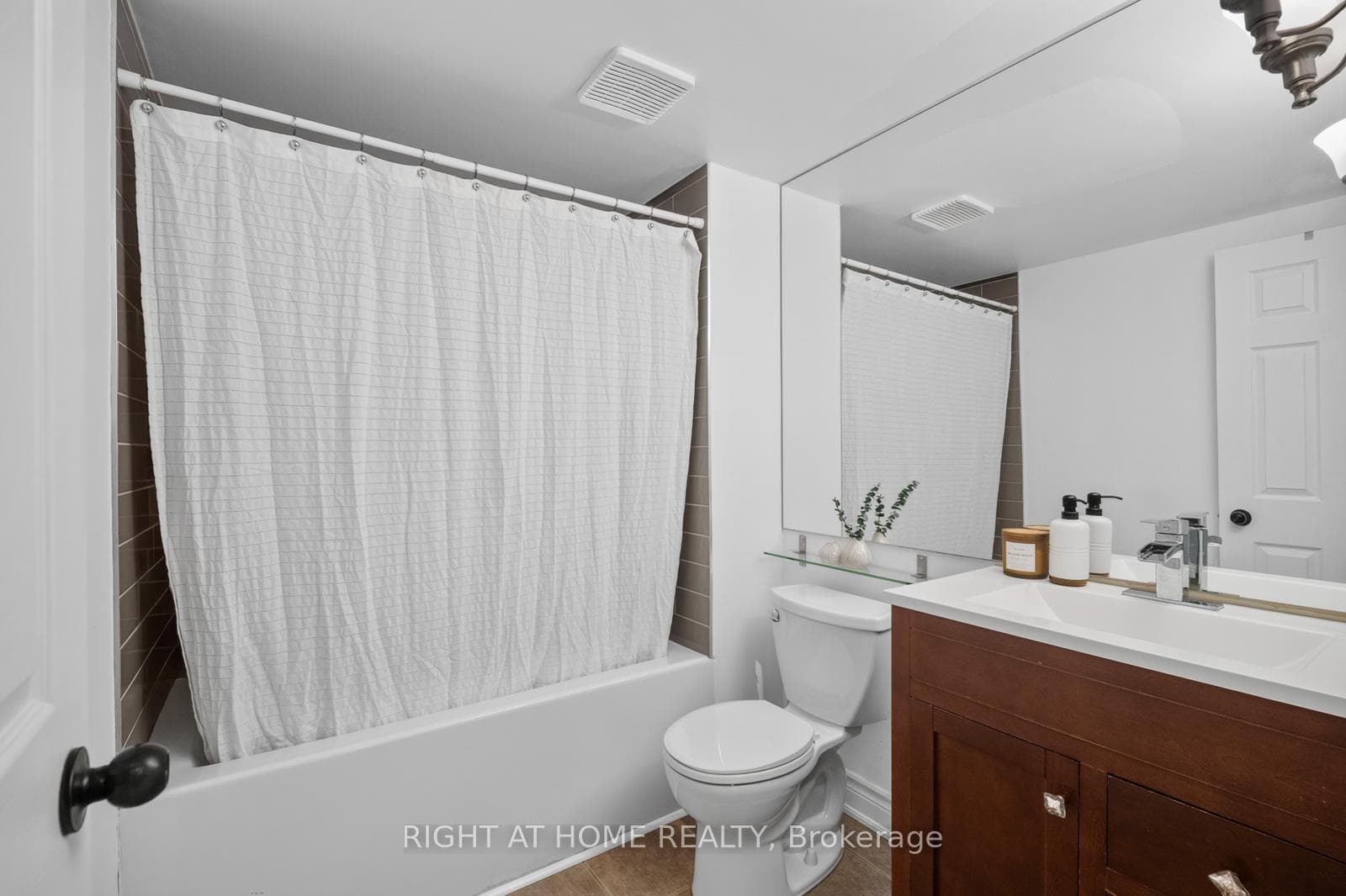 722F Kingston Road photo 18