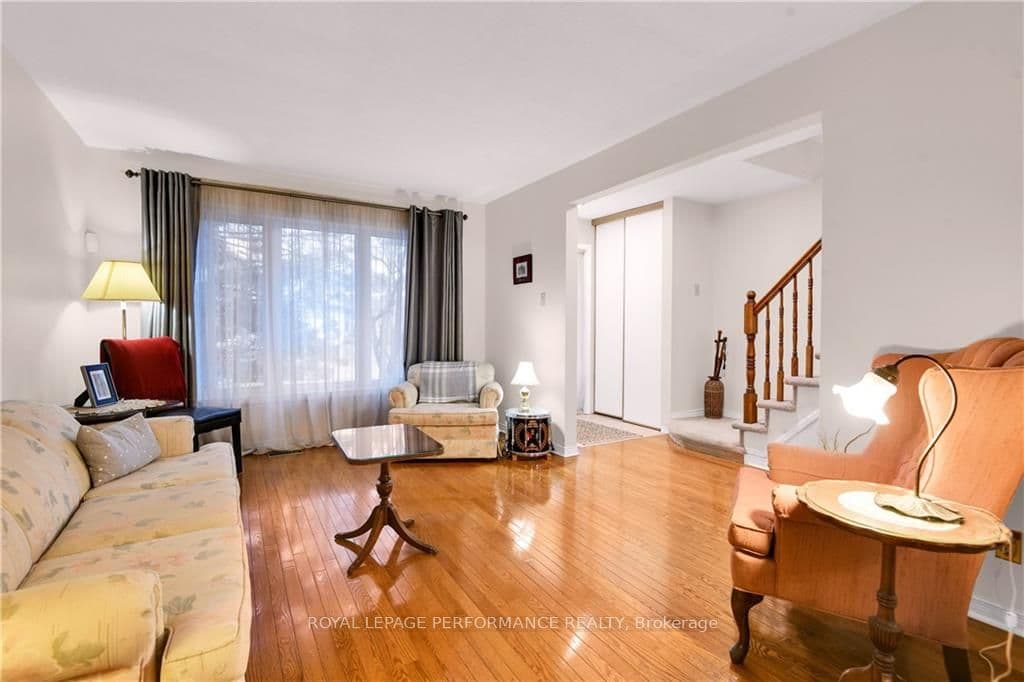 743 FARMBROOK Crescent photo 5