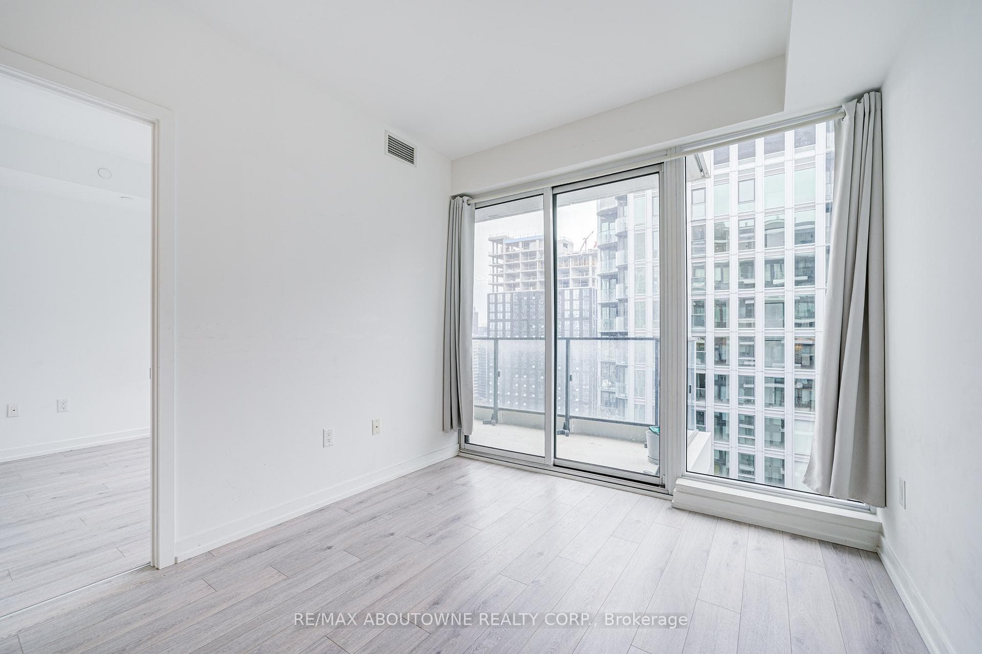 77 Shuter Street Unit 2905 photo 30
