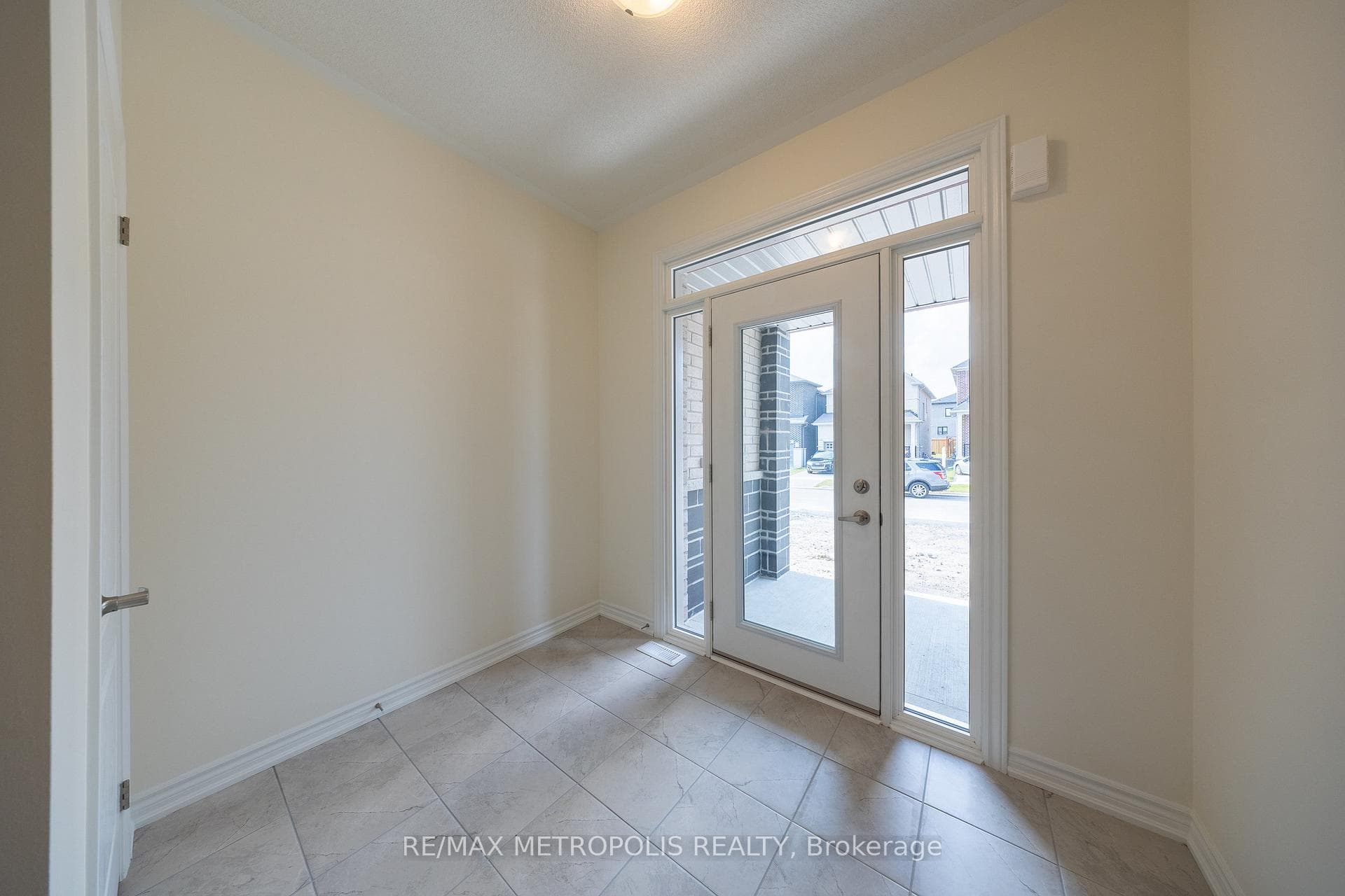 60 Mountainside Crescent photo 3