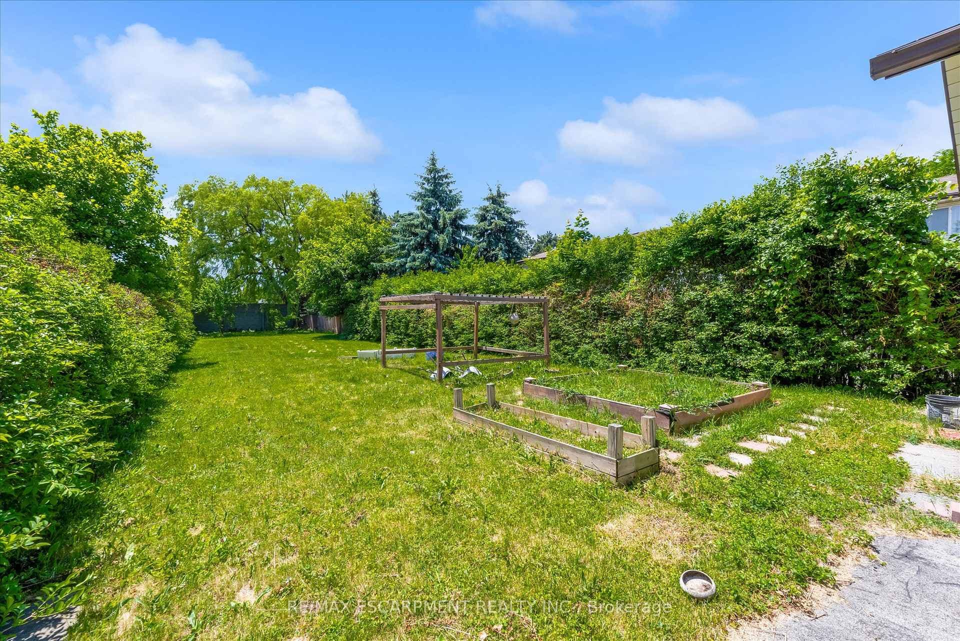 261 LIMERIDGE Road photo 32