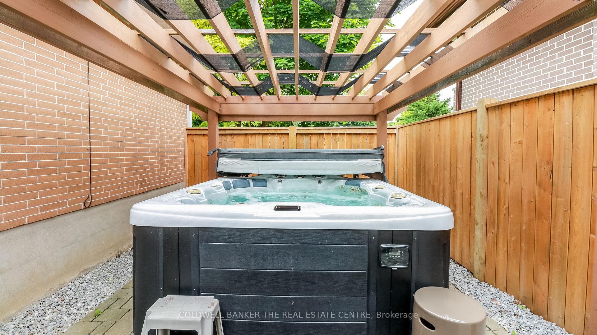 12 Parkdale Crescent photo 4