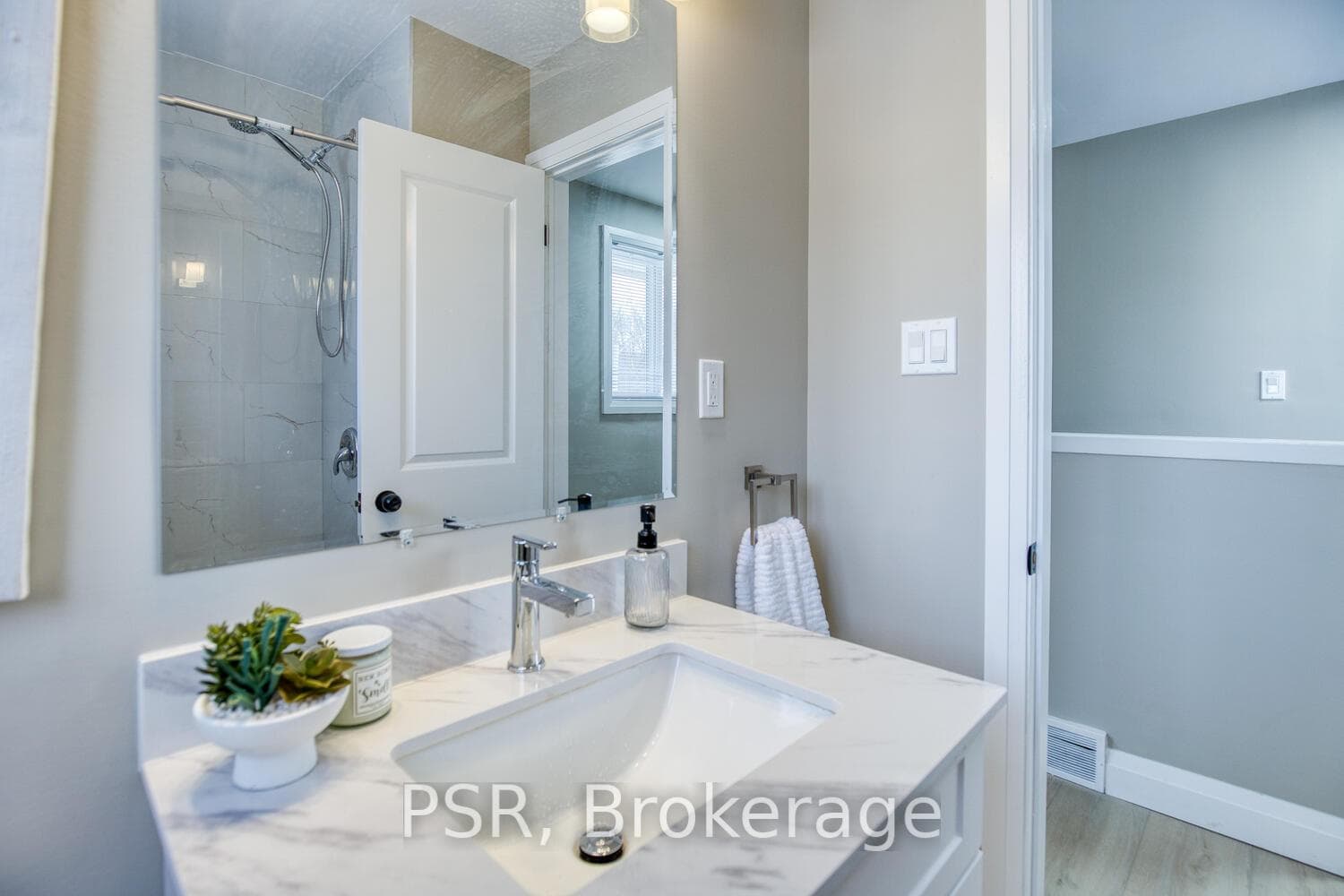 1358 Queen's Boulevard photo 19