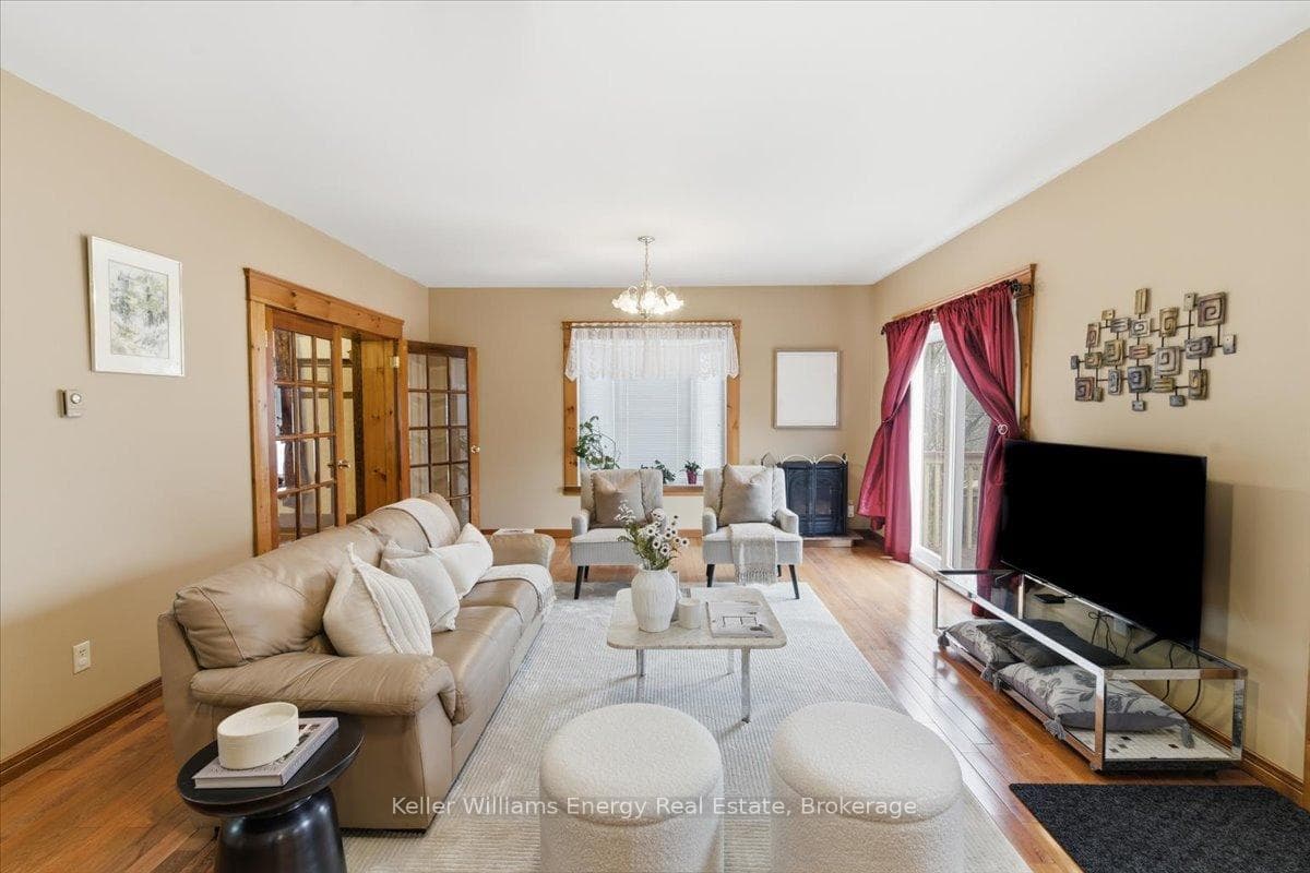 482 Simcoe Street photo 9