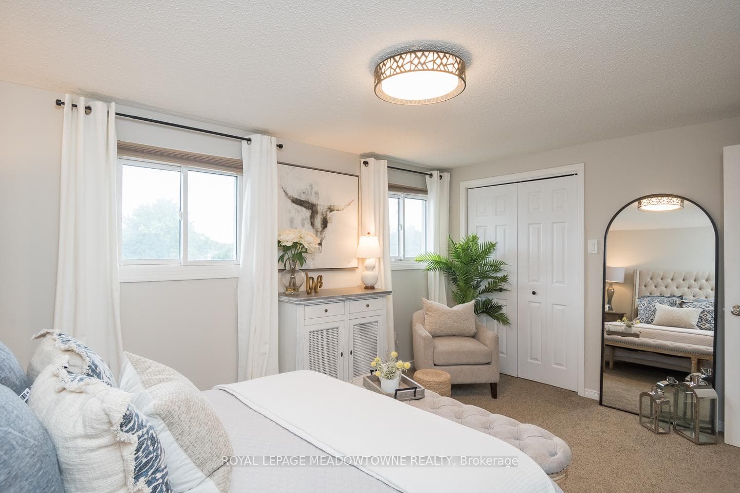 586 Hayward Crescent photo 2