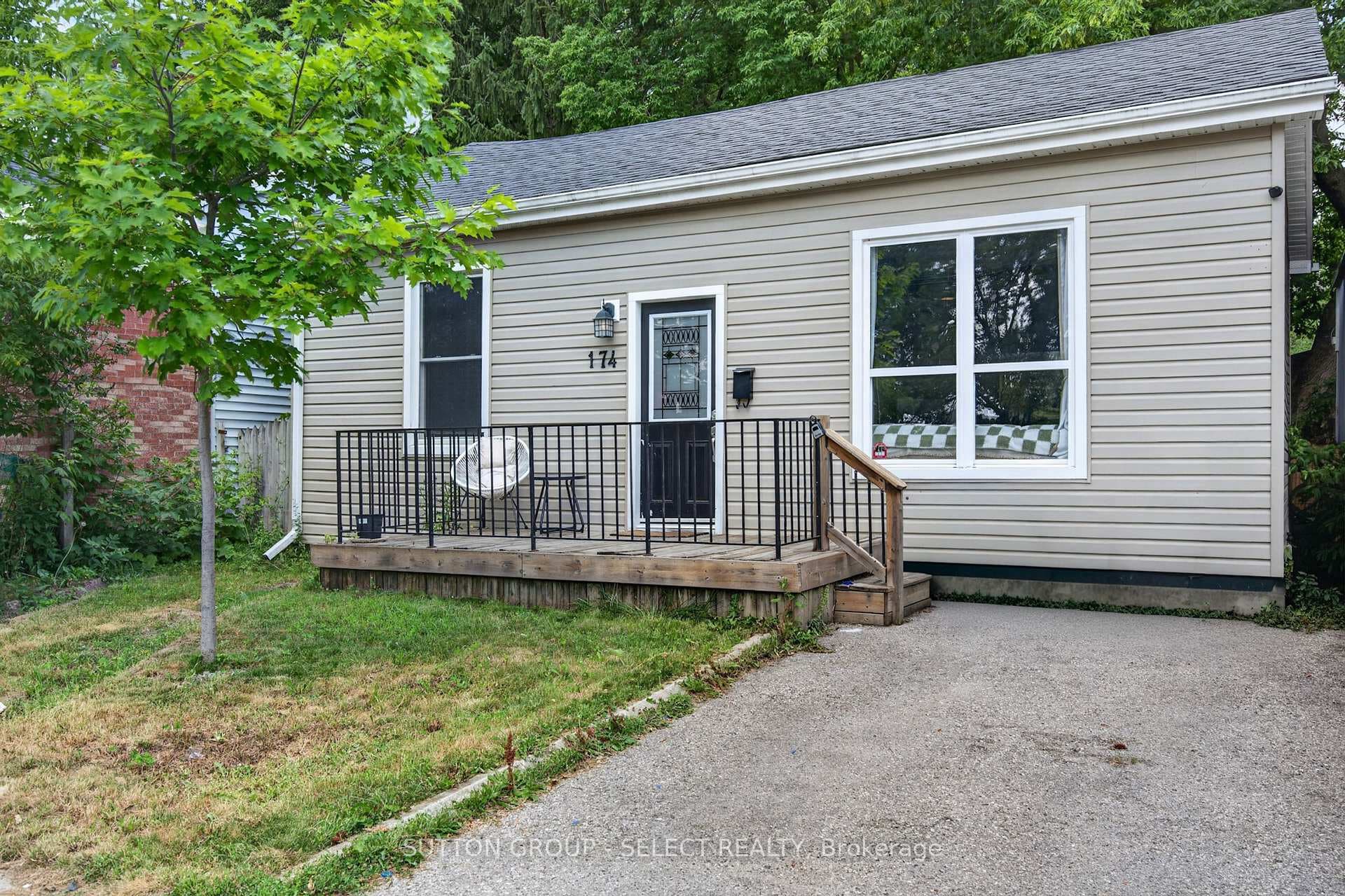 174 Clarence Street photo 1