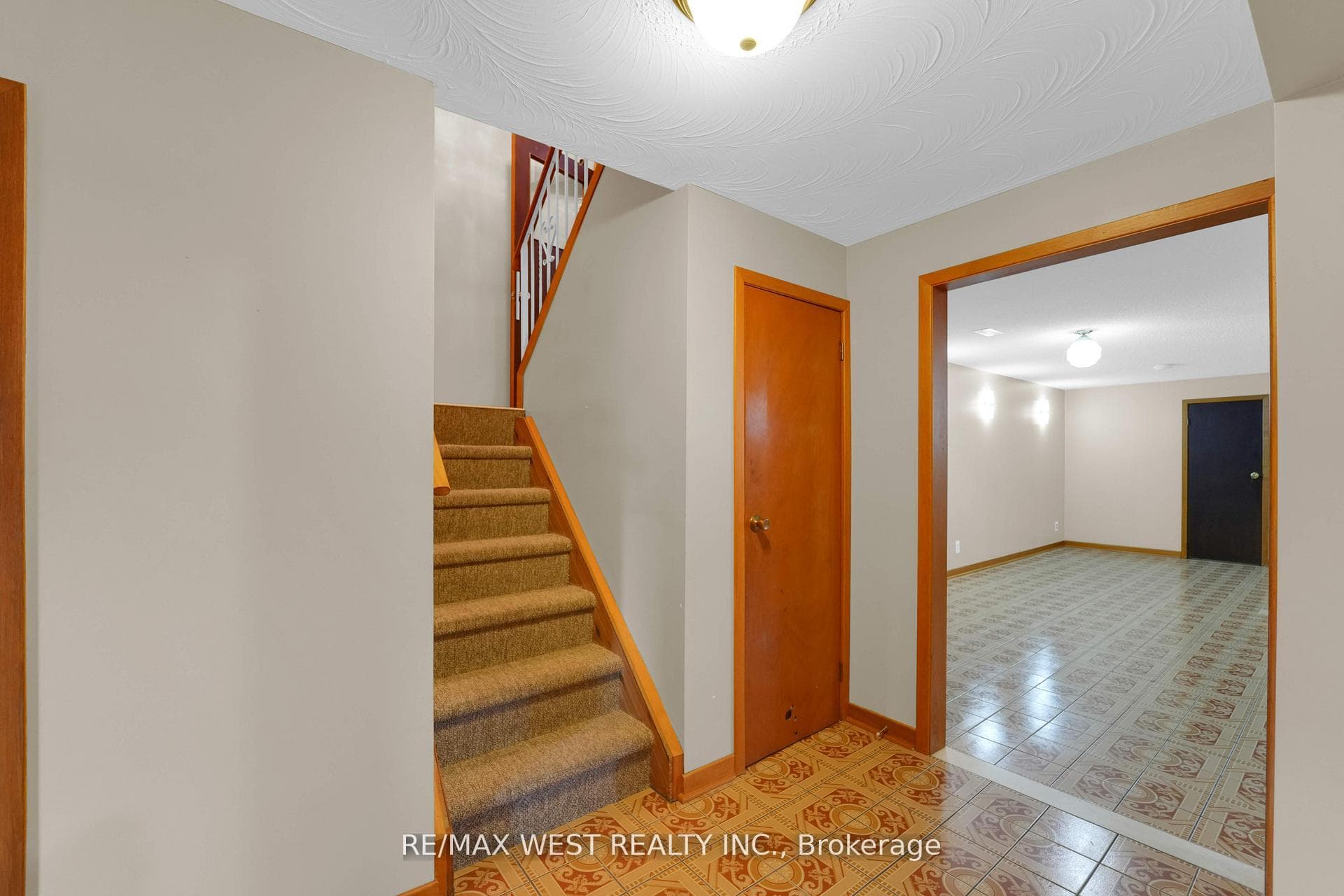 304 La Rose Avenue photo 32