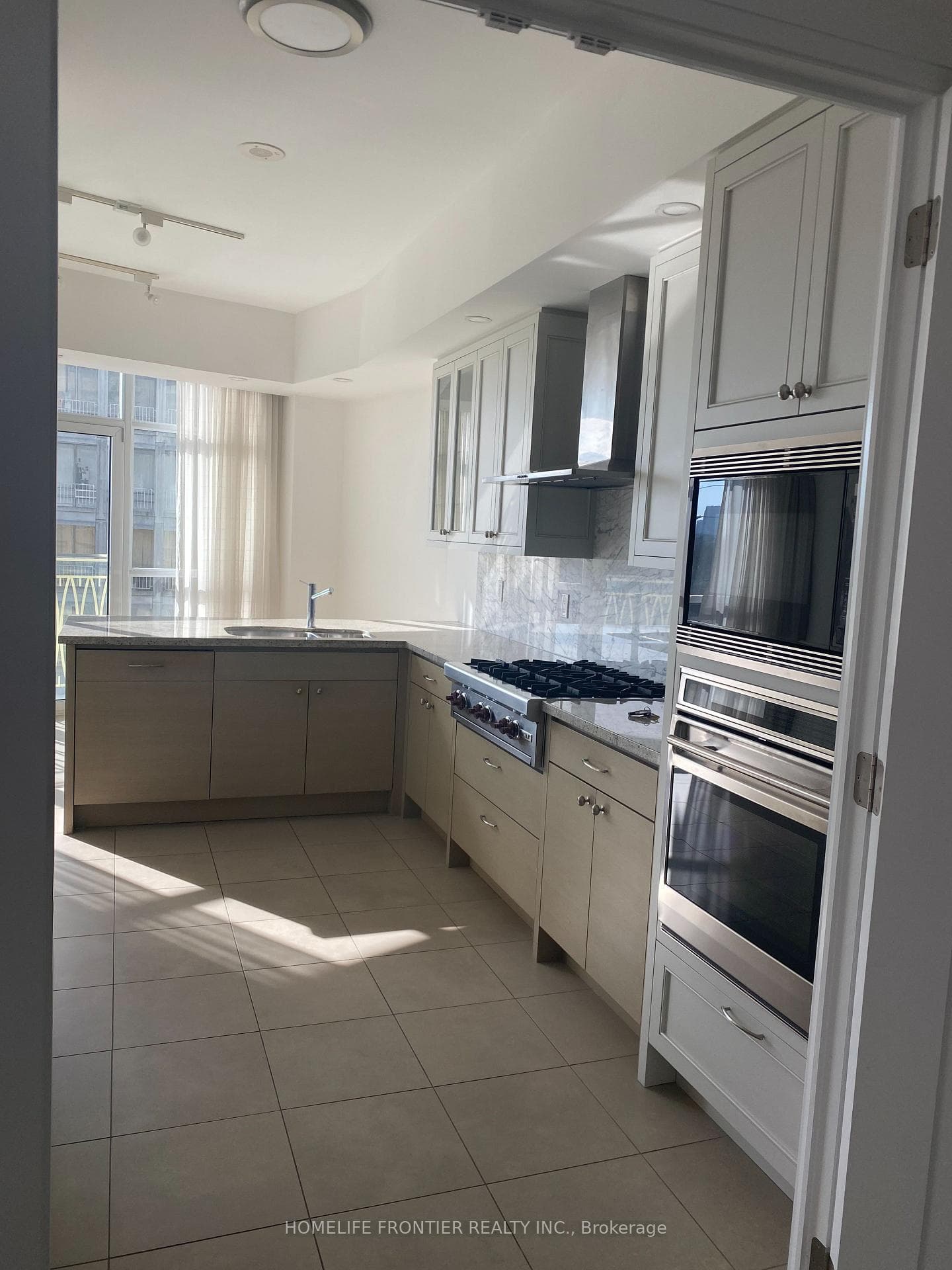 336 Spadina Road Unit 402 photo 1