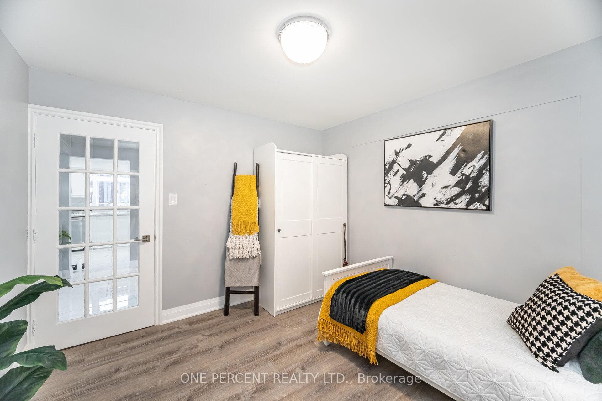 704 Bookham Crescent photo 15