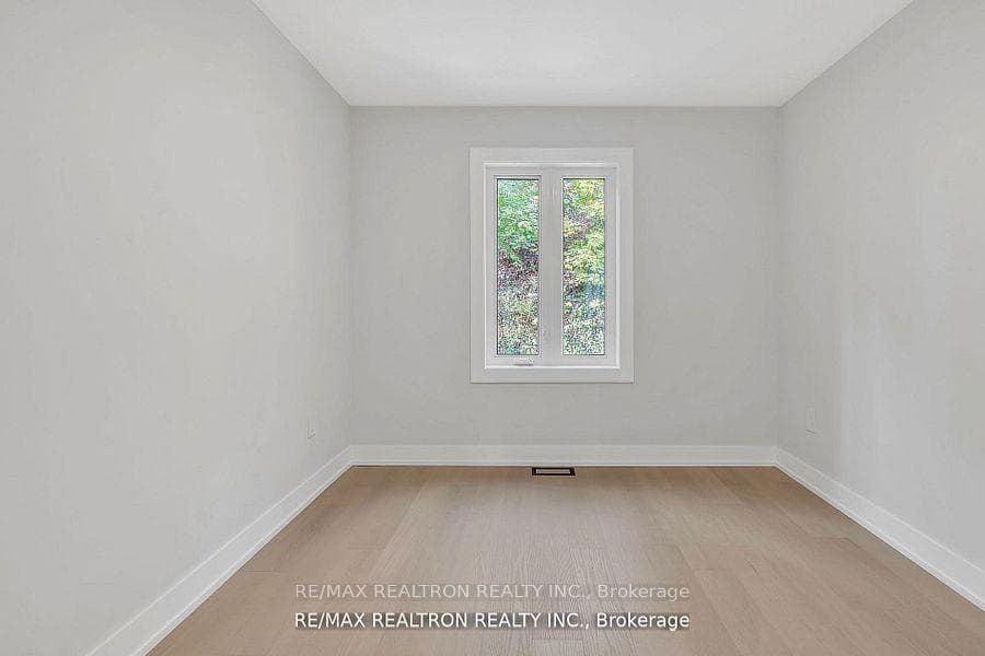 254 Hastings Avenue photo 20