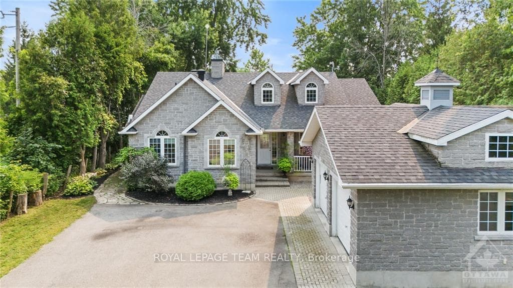 7009 RIDEAU VALLEY Drive photo 1