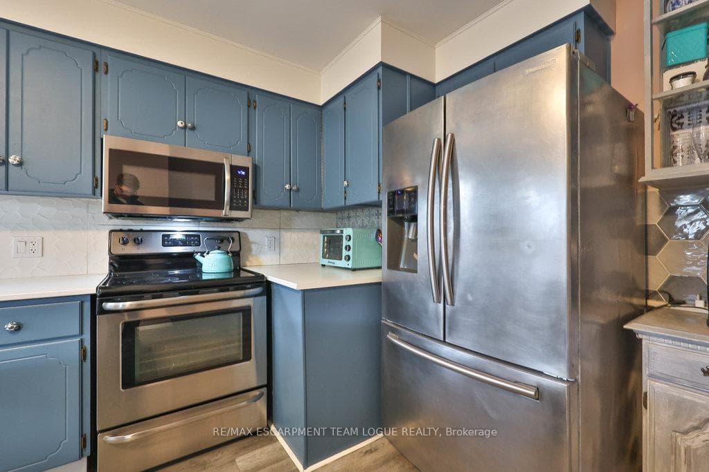377 Osborne Street photo 11
