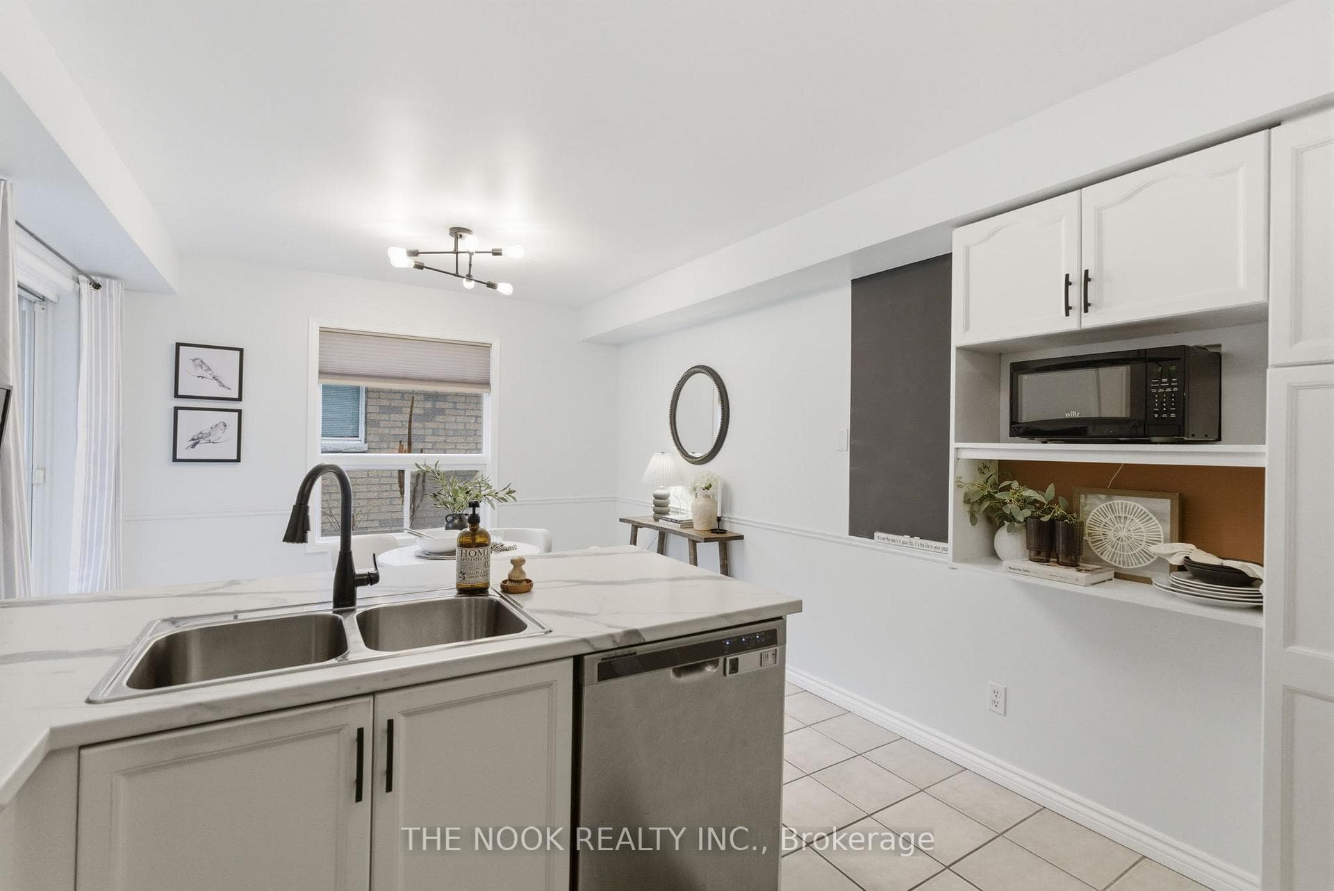1052 Glenhare Street photo 12