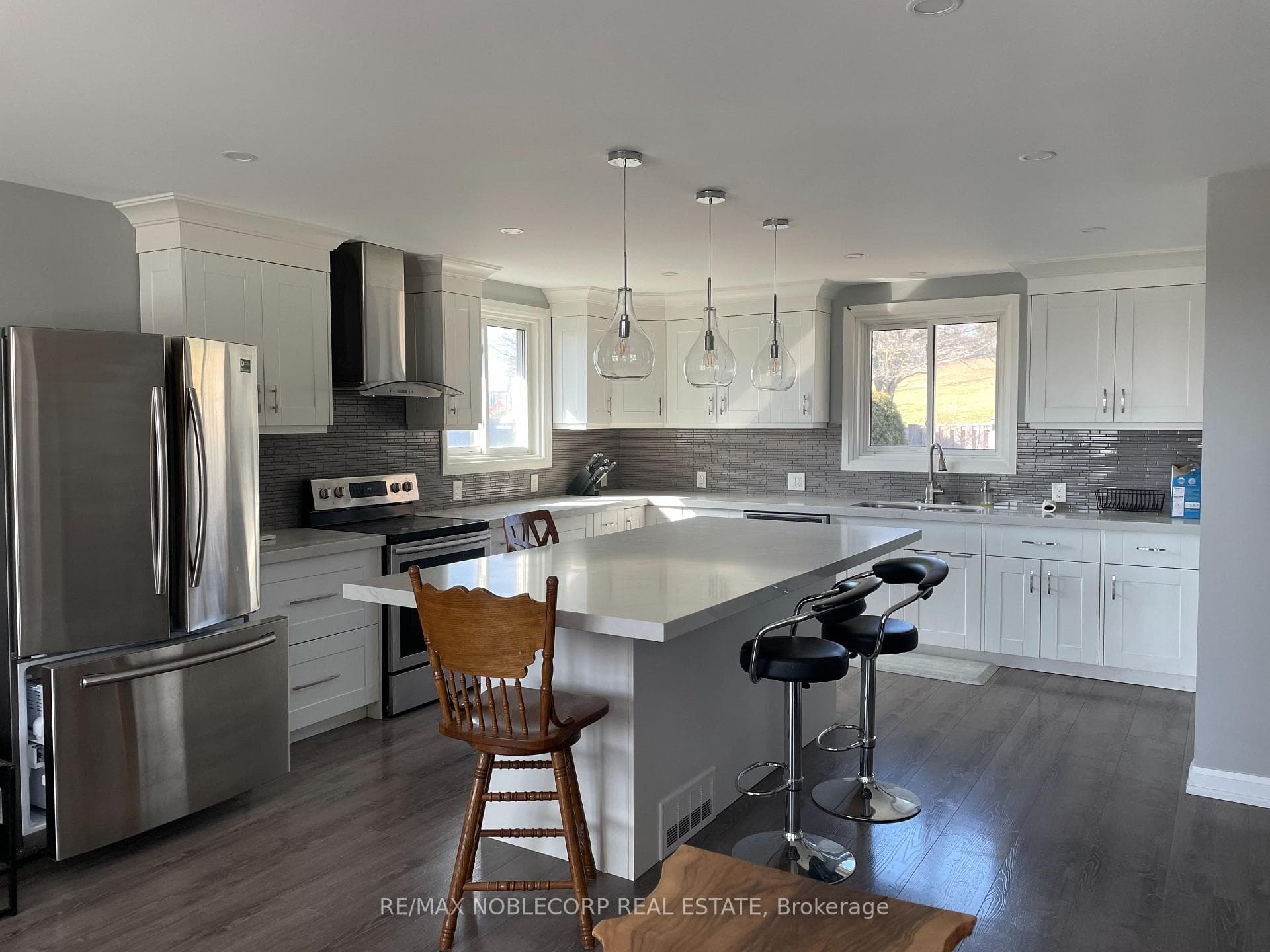 166 Collings Avenue photo 2