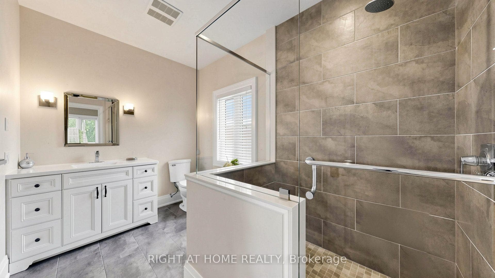 MASTER ENSUITE LUXURIOUS AND SPACIOUS