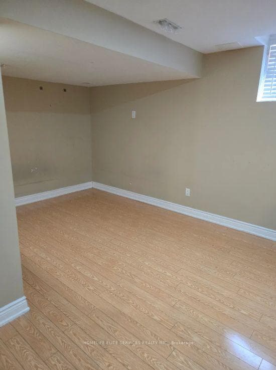 110 Crystalview Crescent photo 7