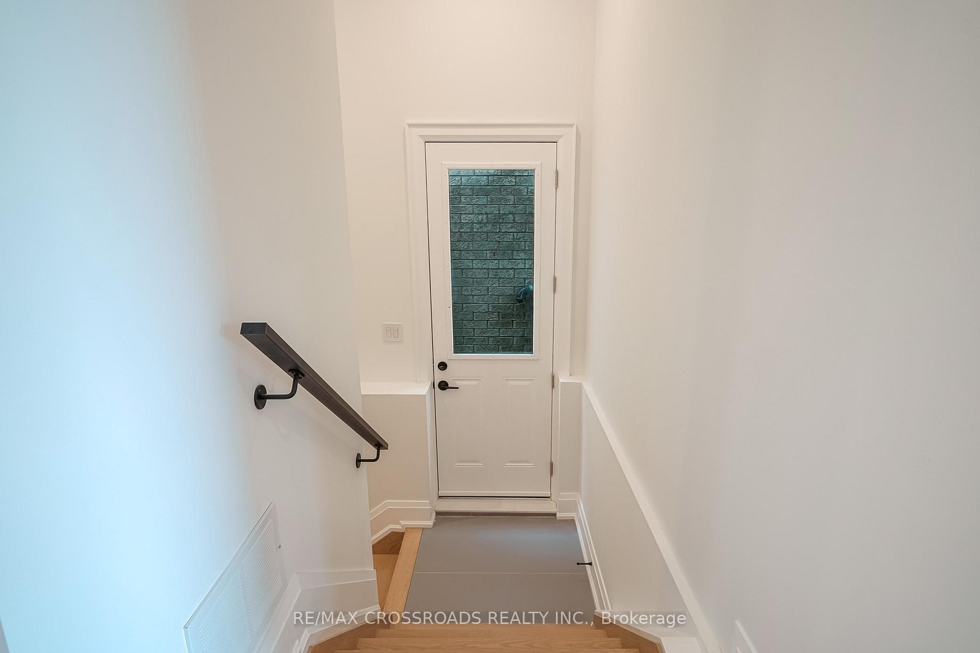112 Blantyre Avenue photo 43